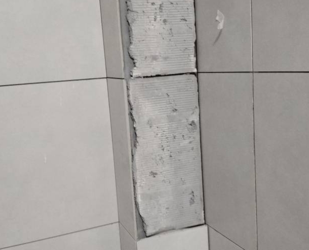 杜尔伯特瓷砖空鼓维修公司分享下瓷砖施工前基层浇水润湿程度不足，可能导致以下问题