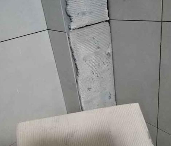 杜尔伯特瓷砖空鼓维修公司分享下厨房瓷砖脱落的补救措施。